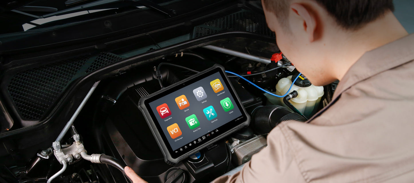 OTOFIX D1 in primo piano, vista frontale del dispositivo diagnostico
Interfaccia touchscreen dell’OTOFIX D1, con menu e funzioni di diagnosi
Tecnico che utilizza l’OTOFIX D1 per la diagnosi su un’auto in officina
Accessori forniti con l’OTOFIX D1, inclusi cavi e adattatori per diverse marche
Confezione originale dell’OTOFIX D1, con scatola e imballaggio protettivo